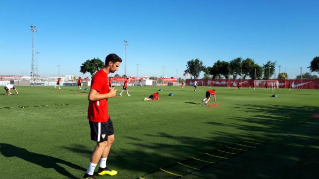 Sergio Rico se entrena mientras se aclara su futuro