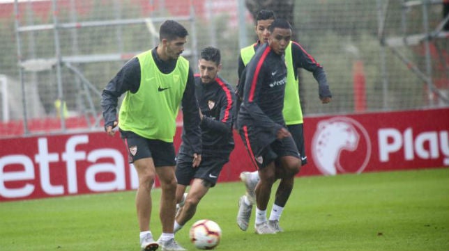 Navas no se ejercita en un entrenamiento del Sevilla con André Silva