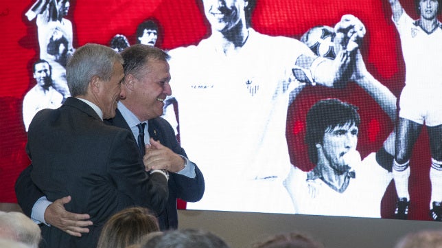 El Sevilla FC felicita a Bertoni, su primer gran fichaje mediático