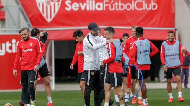 Sevilla FC: el compromiso de una plantilla que arropa a Machín