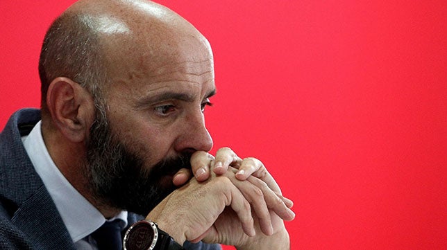 Monchi admite las &quot;operaciones abiertas&quot; por Koundé y Reguilón