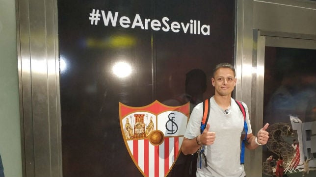 Chicharito ya está en Sevilla