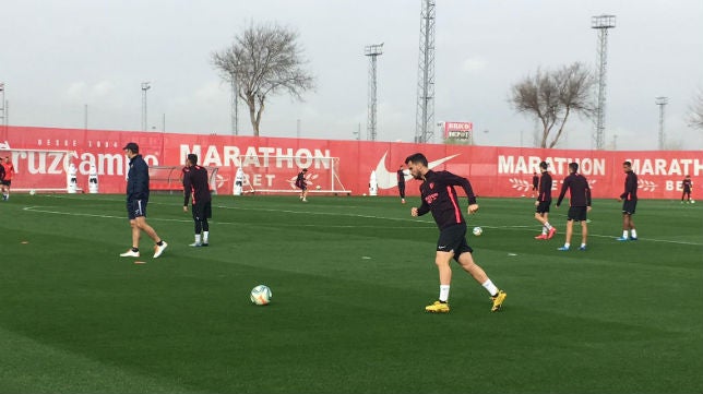 Óliver Torres, la única baja en el entrenamiento del Sevilla FC