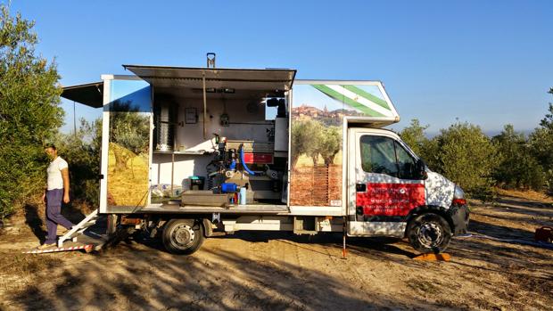 La versión «food truck» para molturar el aceite de oliva