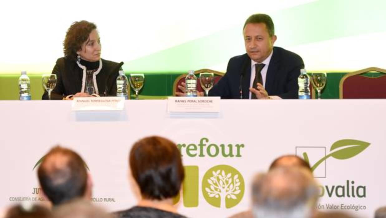 Evelyn Alcázar, directora internacional de Ecovalia, y Manuel Torreglosa, director de Relaciones Insitucionales de Carrefour en la Zona Sur