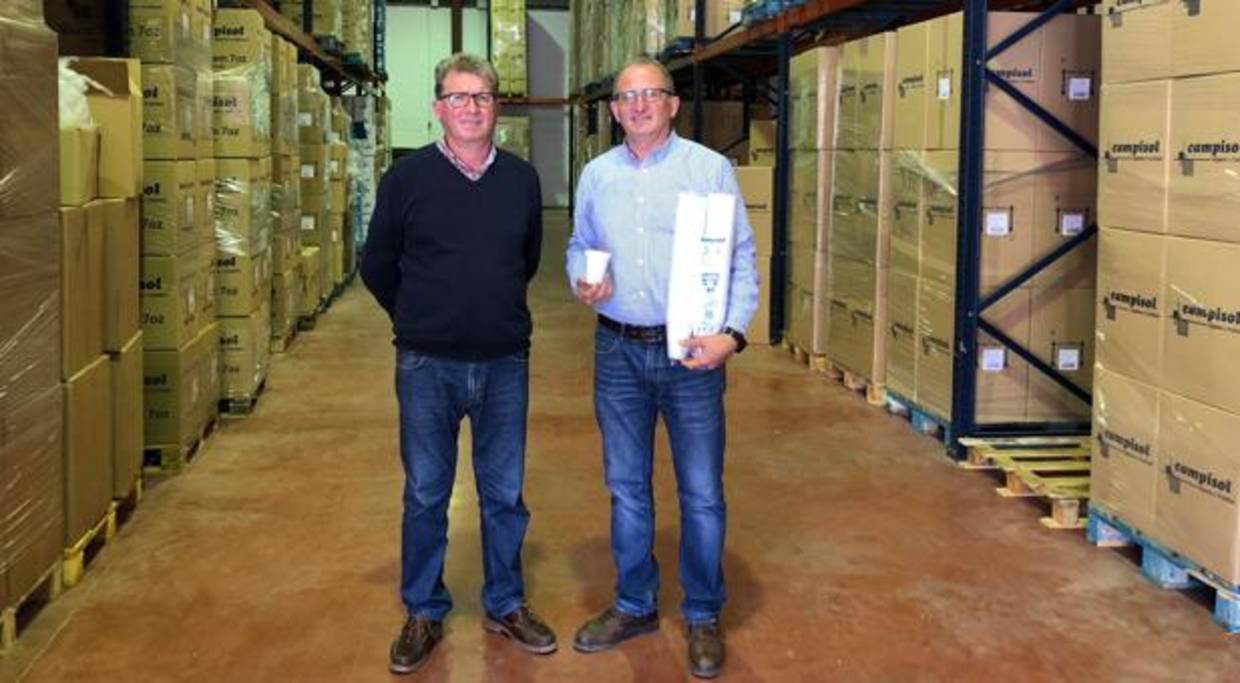 Los hermanos Carmelo y Luis María Gómez Gutiérrez, en el almacén de Campisol