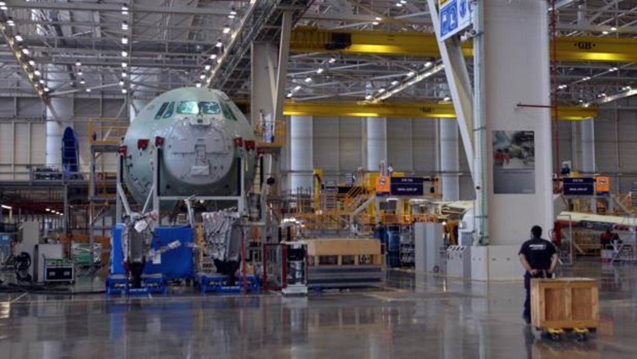 Un trabajador arrastra una carretilla en la planta de montaje final del A400M en Sevilla