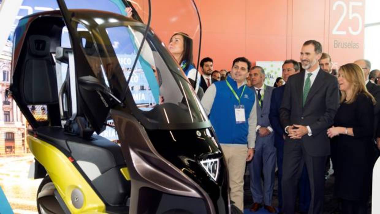 El Rey, junto a Susana Díaz y Juan Espadas, ayer en Andalucía Digital Week, que se celebra en Fibes