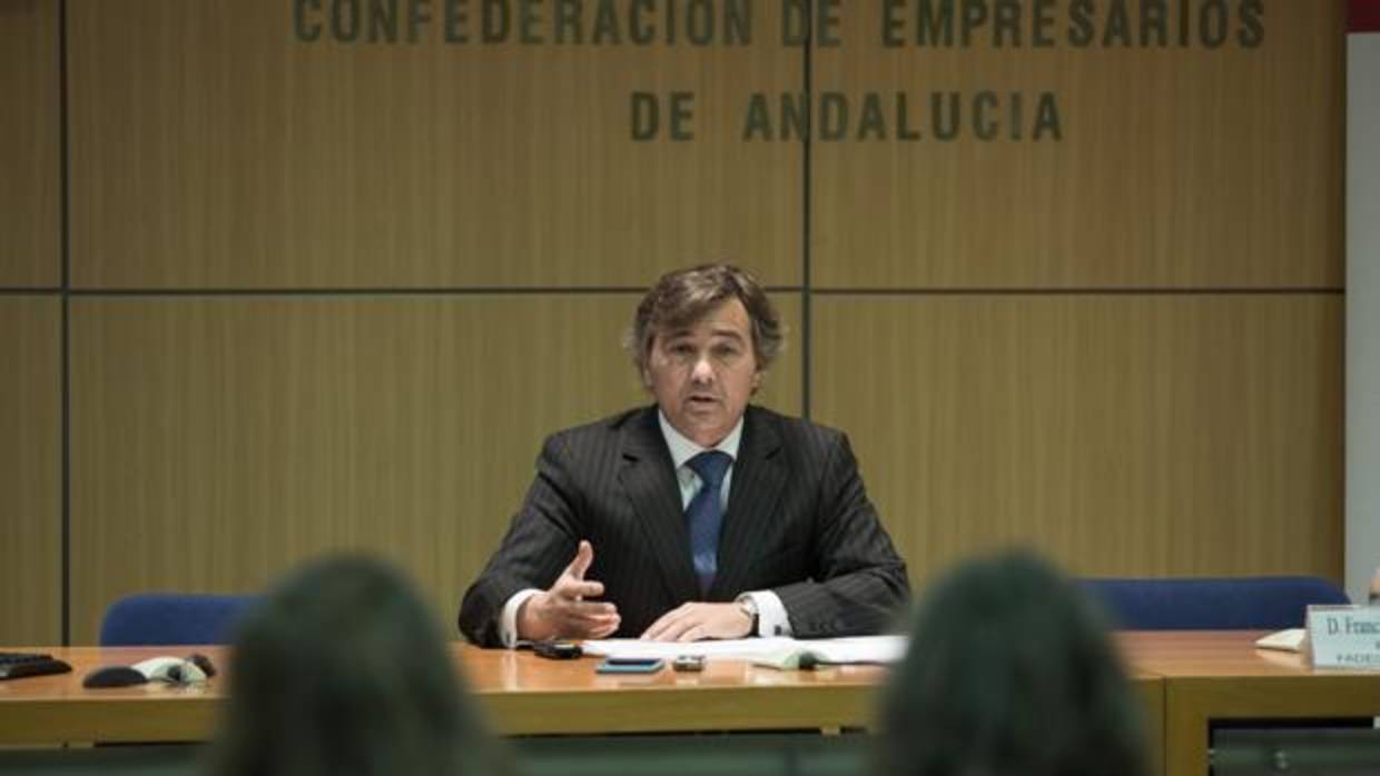 Francisco Carmona, presidente de Fadeco Contratistas, durante la presentación del informe