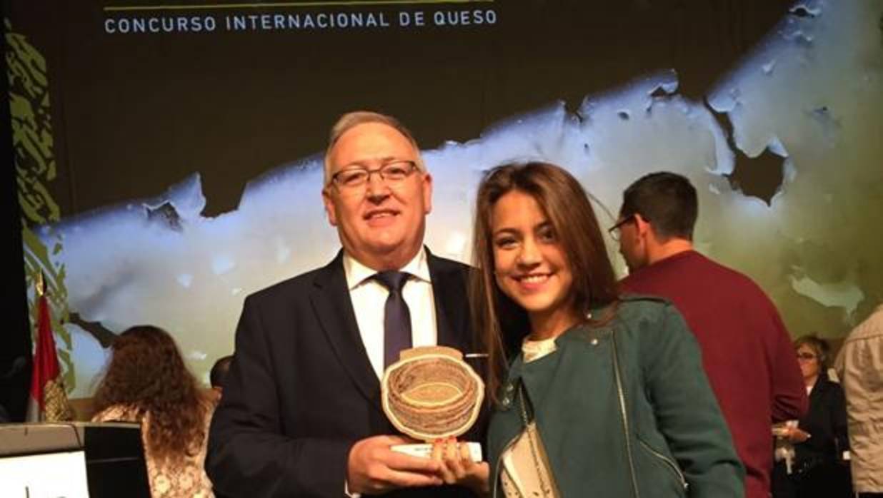 Mario Blasco Rey y su hija Paula con la medalla de oro a la torta del Casar en los Premios Cincho 2017
