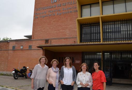 Ana Morales con sus compañeras, Rocío Jiménez, Pilar Rallo, Maripaz Suárez y Laura Casanova