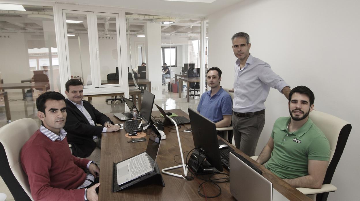 Manuel Villalón (de pie) con parte de su equipo