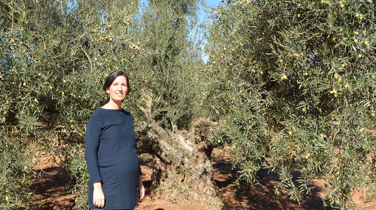 Blanca Aguilar, junto a algunos de sus olivos centenarios