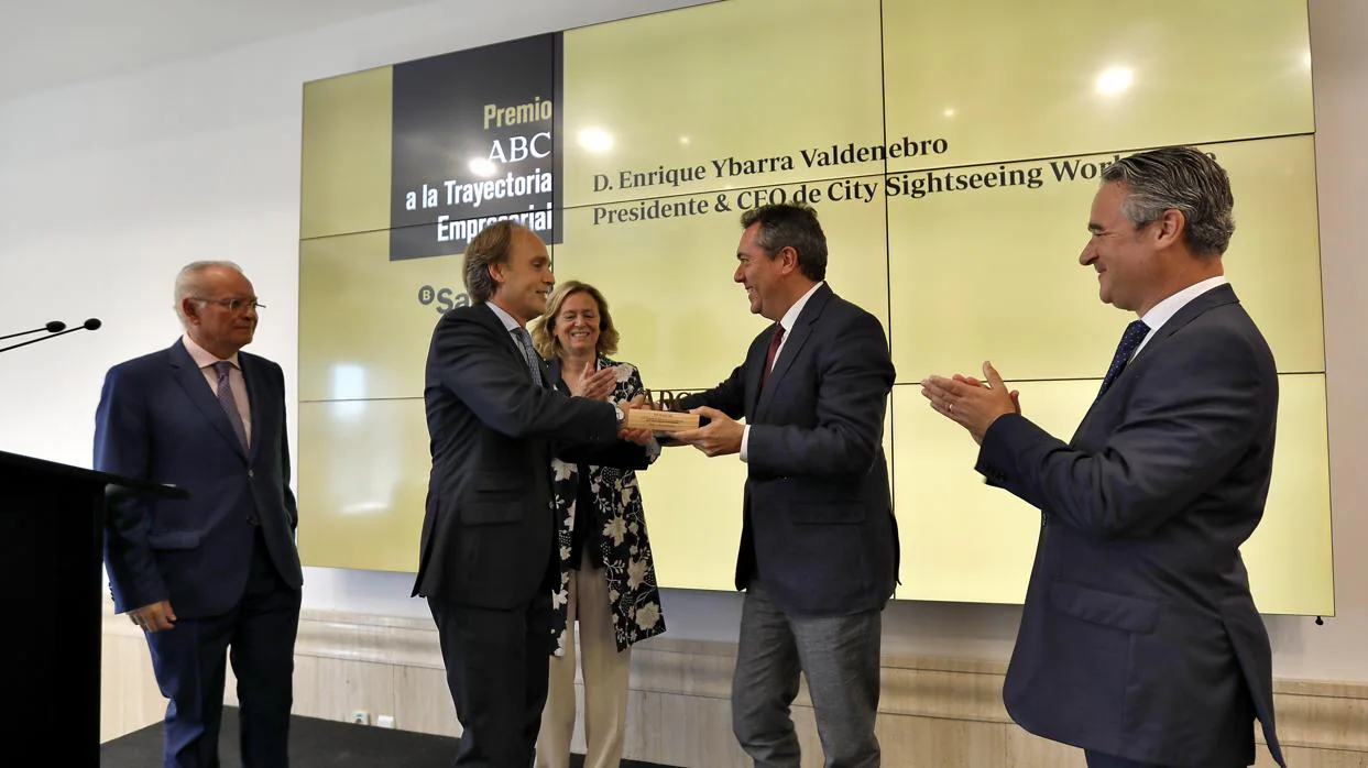 Enrique Ybarra recibe el Premio de manos de Juan Espadas, en presencia de Álvaro Ybarra, Catalina Luca de Tena y Agustín Rodríguez