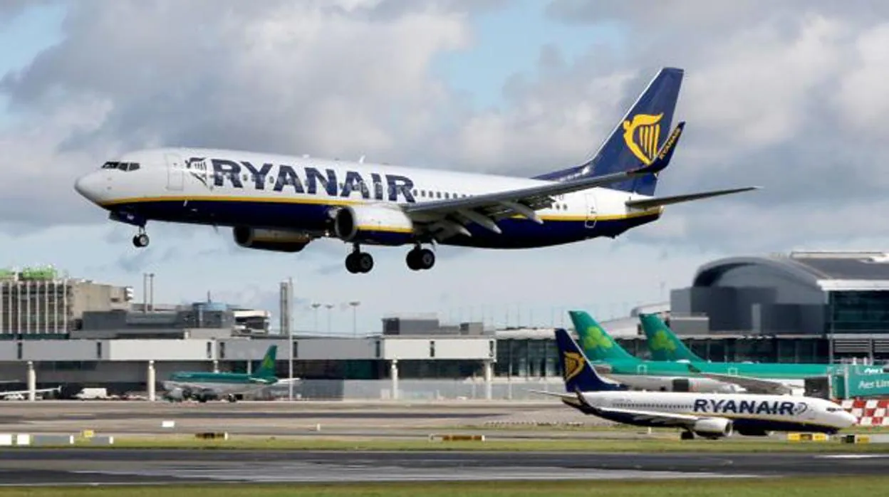 Un avión de Ryanair durante el aterrizaje