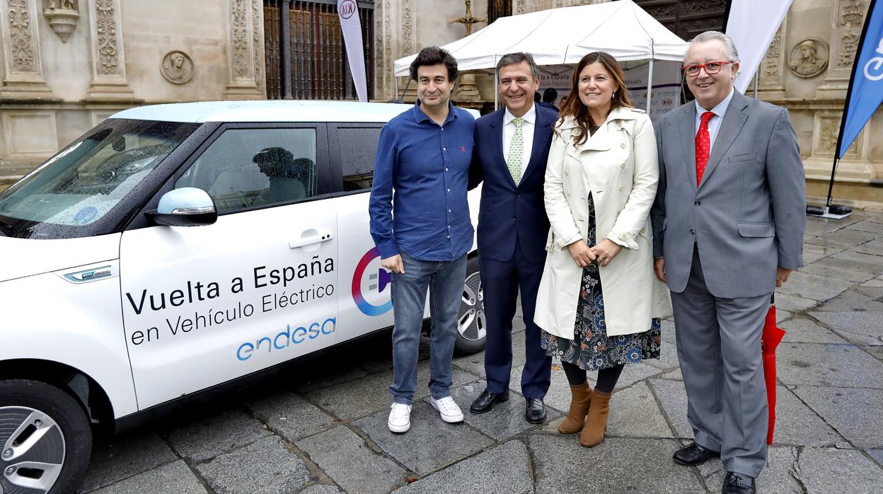 Pepe Rodríguez, Francisco Arteaga, Esperanza Caro y Antonio Rodríguez, ayer, ayer, junto al coche eléctrico, a las puertas del Ayuntamiento de Sevilla