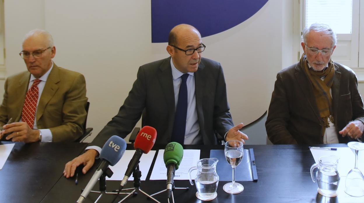 El presidente del OEA, Francisco Ferraro, en el centro, acompañado por otros miembros del Observatorio