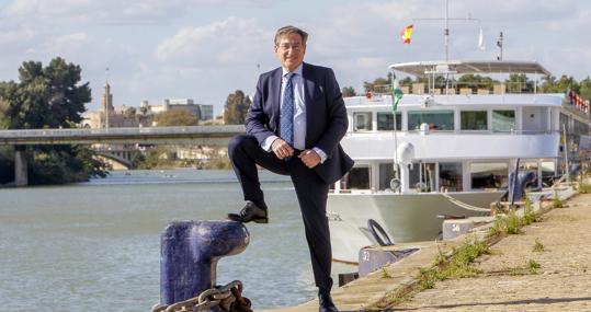 El presidente del Puerto, junto al muelle