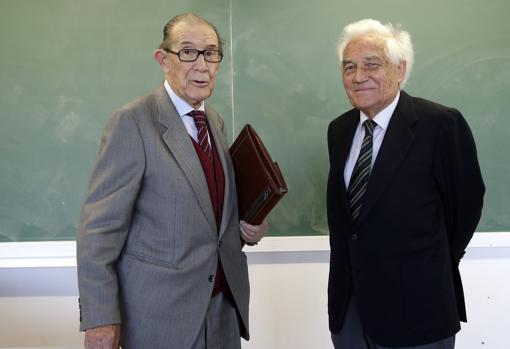 Juan Flores y Camilo Lebón, catedrático de Teoría Económica y Economía Política de la Universidad de Sevilla