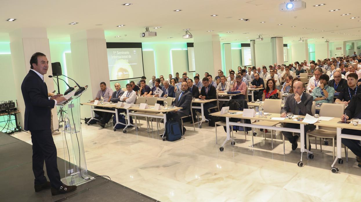 El presidente de AGQ Labs, Estanislao Martínez, inauguró el seminanio Internacional de Aguacates en Sevilla