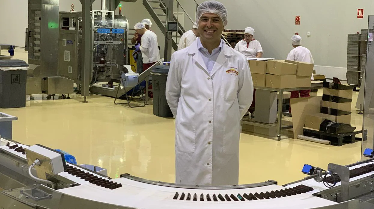 José Luis Olvedo, director general, en la fábrica de Osuna, detrás de la cinta transportadora de las mini-barritas de chocolate negro