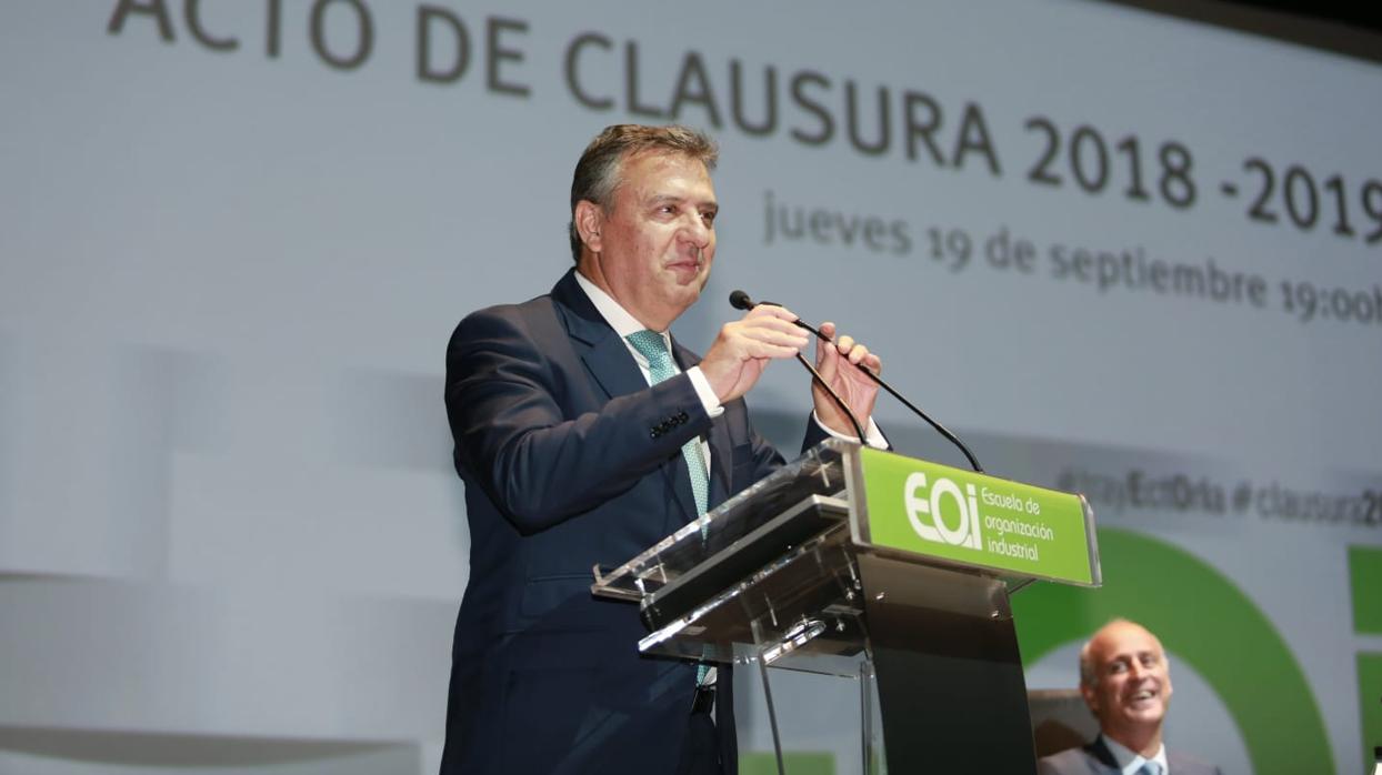 Fransco Arteaga durante su conferencia, con Francisco Velasco, director de EOI en Andalucía, al fondo