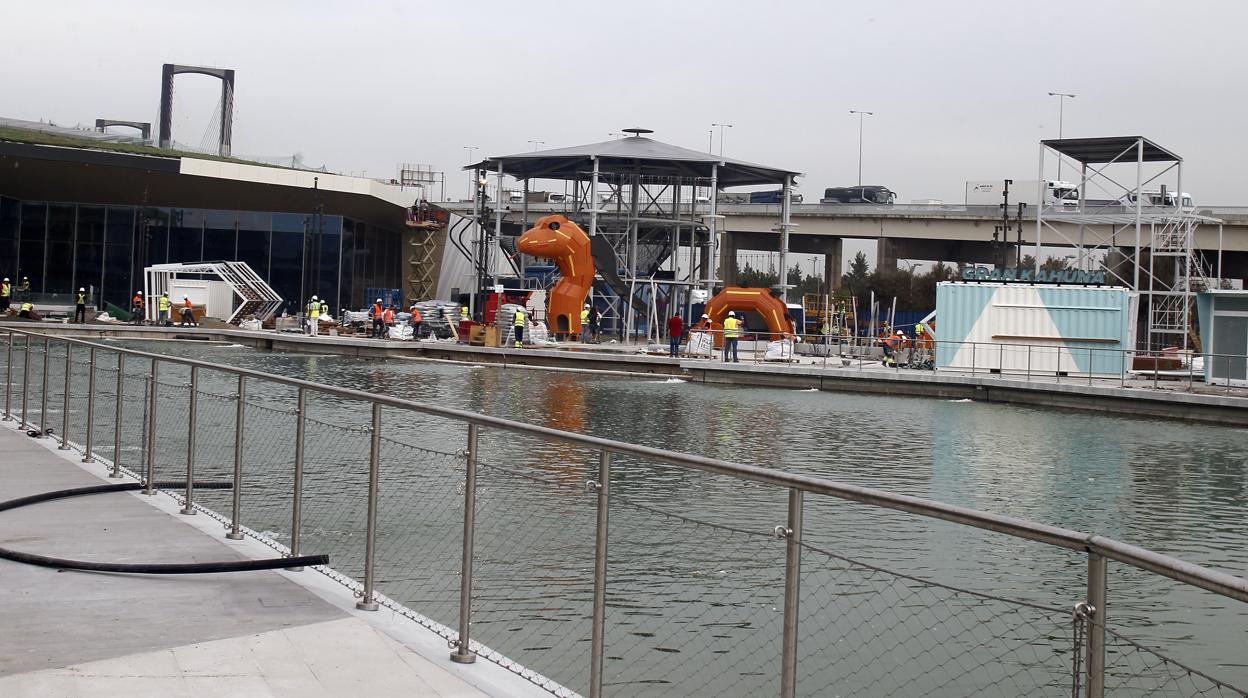 Urban Planet ha instalado atracciones interiores y exteriores alrededor del lago del centro comercial de Palmas Altas, que abrirá sus puertas al público el próximo 27 de septiembre