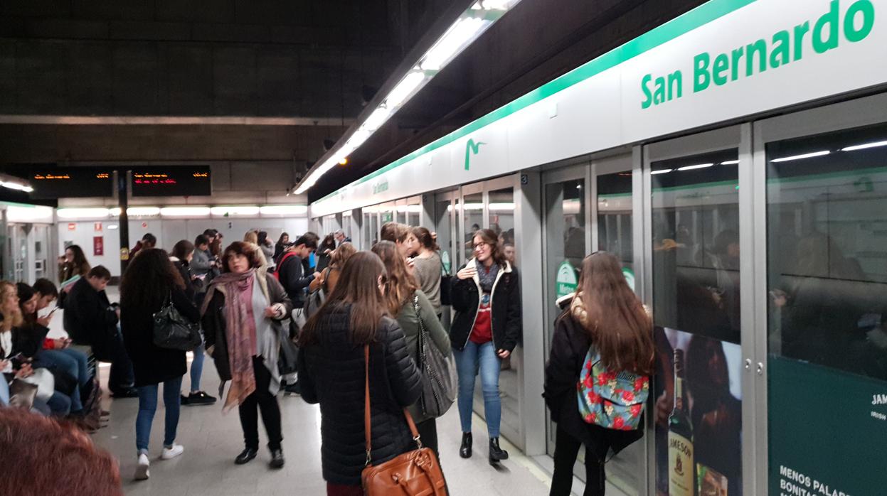 Imagen de archivo de un grupo de personas esperando el Metro de Sevilla