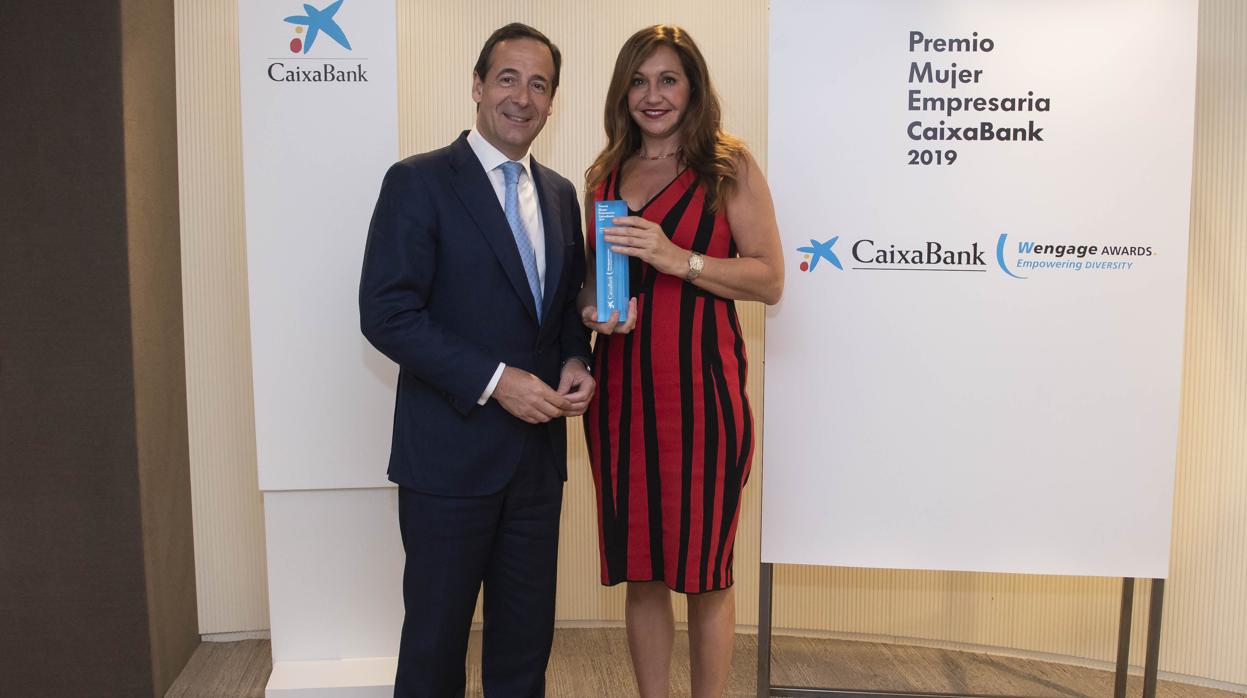 Gonzalo Gortázar, consejero delegado de CaixaBank, le entregó el premio a Arancha Manzanares