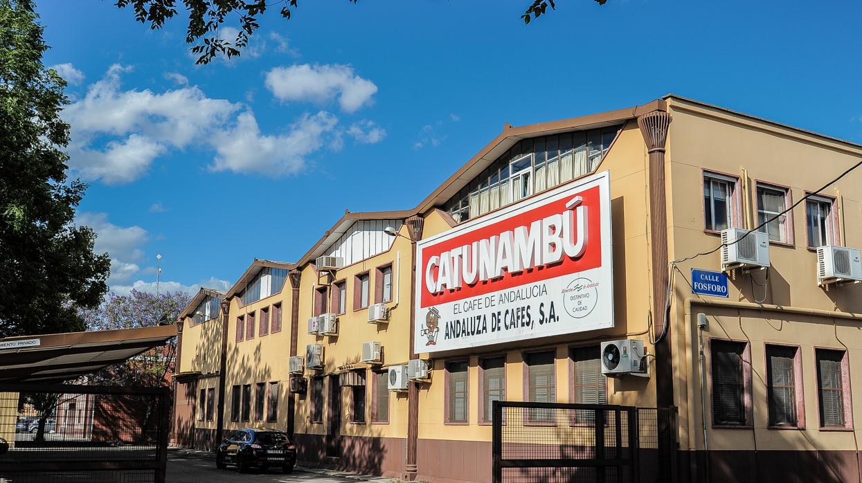 Factoría del Polígono Calonge de Catunambú, la marca cafetera más antigua de Sevilla que sigue en el mercado