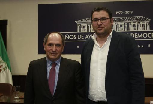 Vicente Martín, presidente del Grupo MAS (i), y Lorenzo Medina, alcalde de Guillena