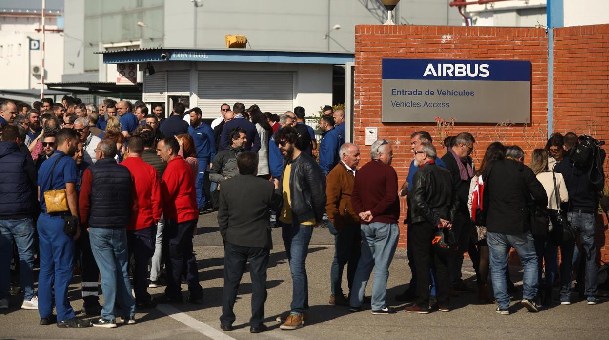 Concentración de trabajadores de Airbus en Sevilla contra los despidos