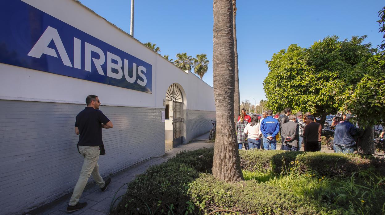 Concentración de trabajadores de Airbus Tablada el pasado marzo, cuando se anunciaron los recortes en Defensa