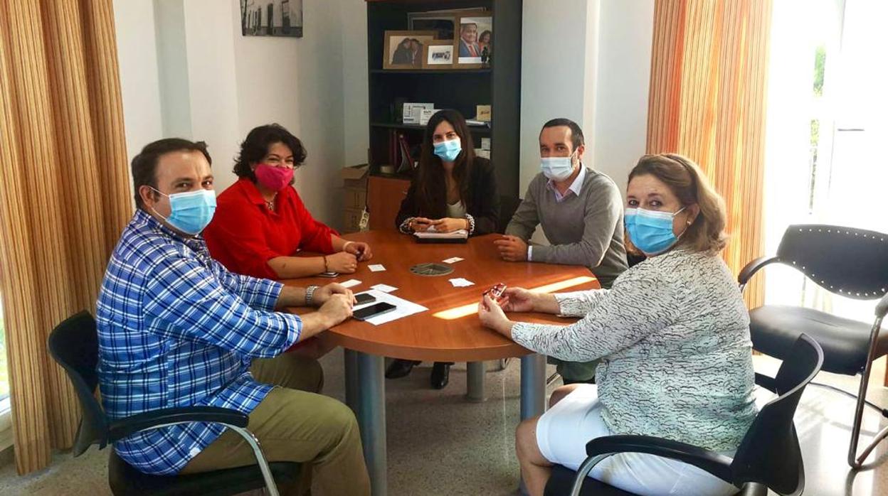 La alcaldesa de Huévar del Aljarafe, María Eugenia Moreno, en una reunión con representantes de Engie y miembros de su eqiuipo de gobierno