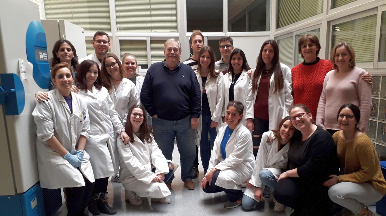 María José López, con jersey rojo, junto a su equipo