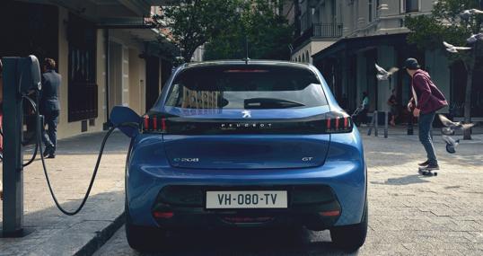 Un vehículo eléctrico reposta en un punto de recarga