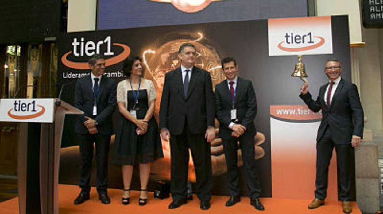 Javier Rubio, consejero delegado de Tier1, toca la campana junto al resto de consejeros de la compañía, el día de su debut en el MAB