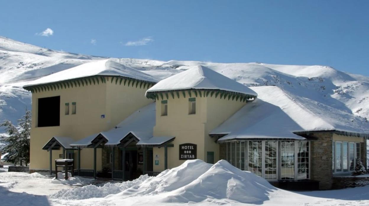 El Hotel Ziryab de Sierra Nevada (Granada), propiedad de la Junta está cerrado desde hace dos años