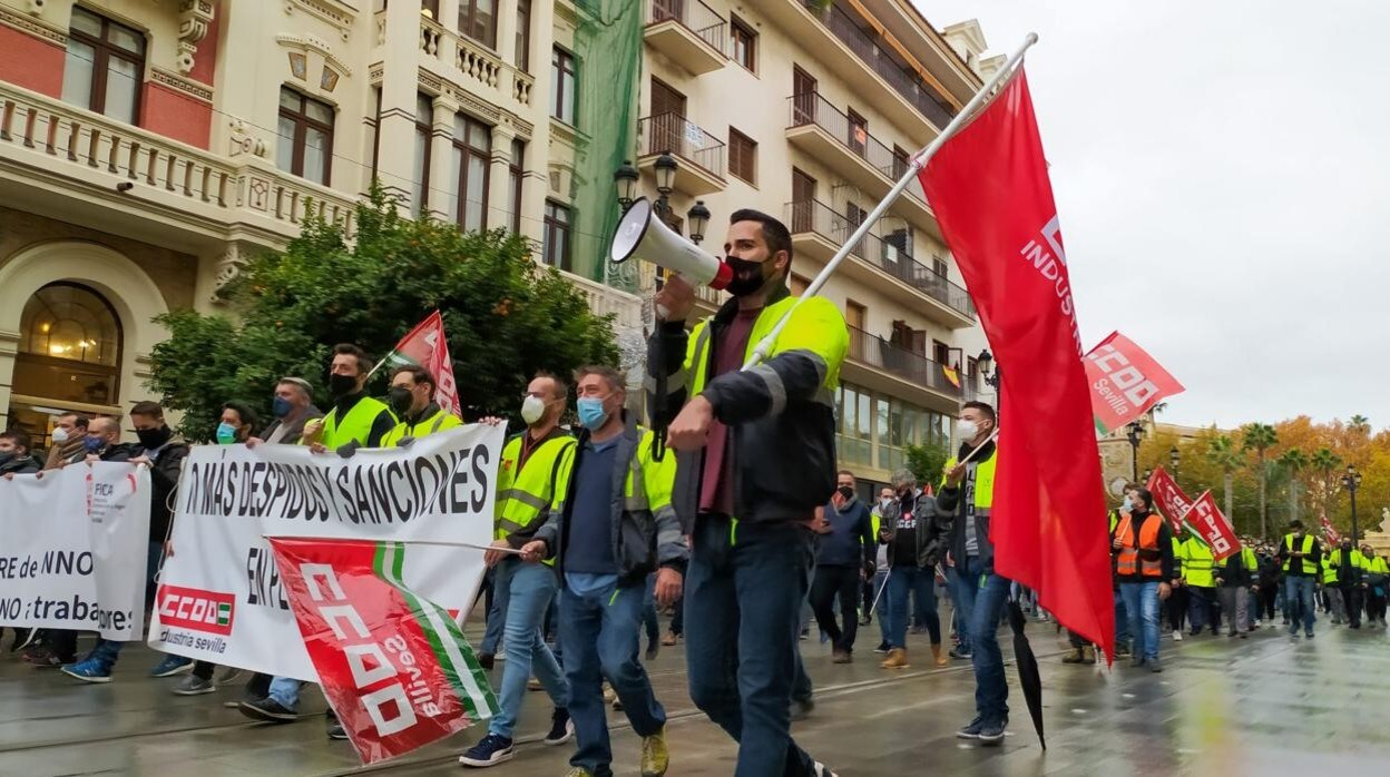 Manifestación de trabajadores de Aernnova por las calles de Sevilla
