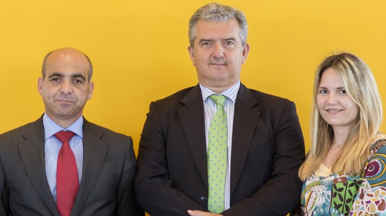 Federico Martínez, propietario y director general de Divisa Automoción (en el centro), con Francisco Camas, socio de la empresa y Jefe de Vehículos de Ocasión; y Montse Millán, directora financiera