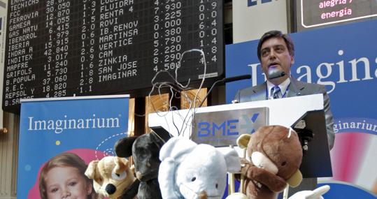 Federico Carrillo, director general de Imaginarium, rodeado de peluches de la marca aragonesa