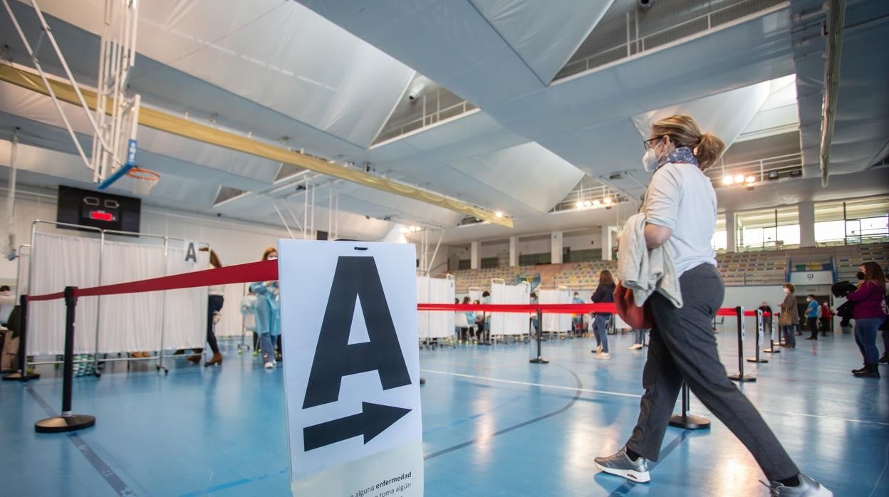 Personas llamadas a vacunarse contra el Covid en el Pabellón Deportivo Universitario de Sevilla