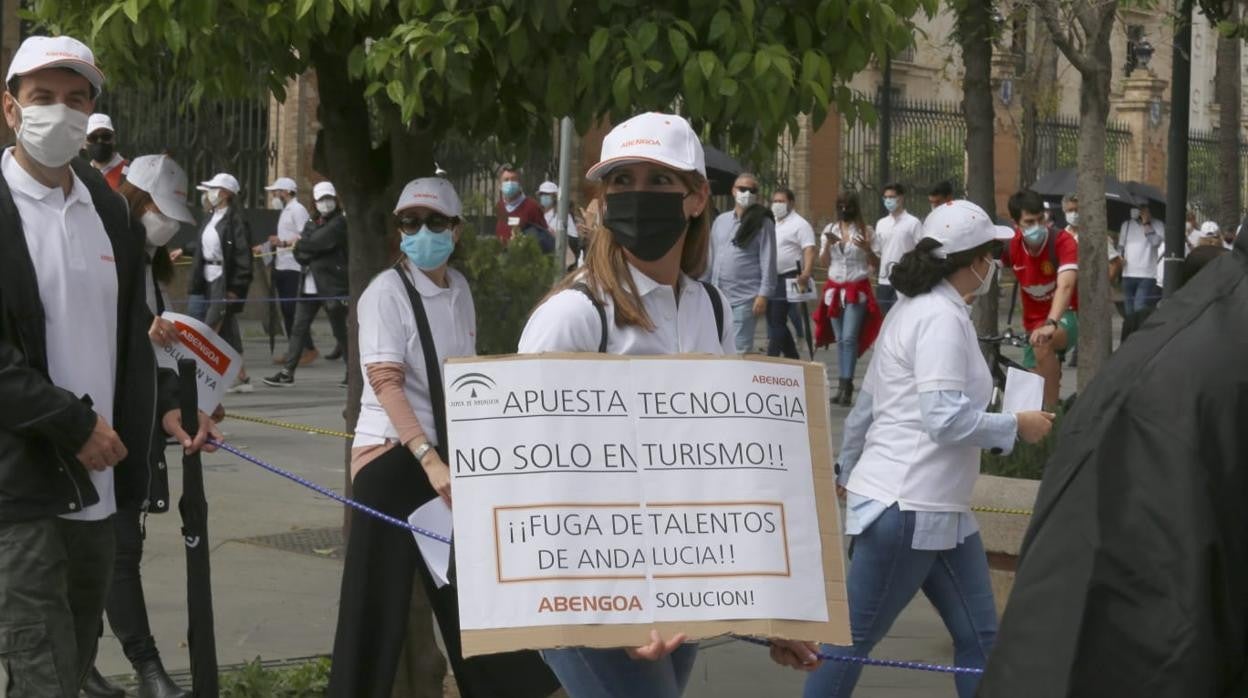 Una trabajadora de Abengoa alerta de la fuga de talento de Andalucía durante la manifestación celebrada en Sevilla