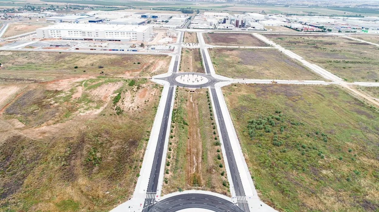 A la derecha, parcela donde el Grupo Puma construirá su nueva fábrica en el parque empresarial y comercial Megapark de Dos Hermanas (Sevilla), junto al centro logístico de Amazon (al fondo a la izquierda)A