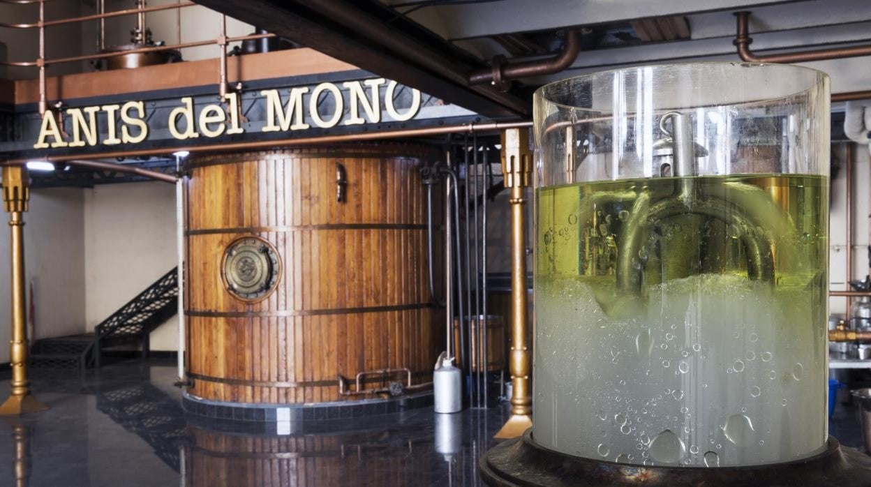 Uno de los alambiques de la destilería de Anís del Mono en Badalona