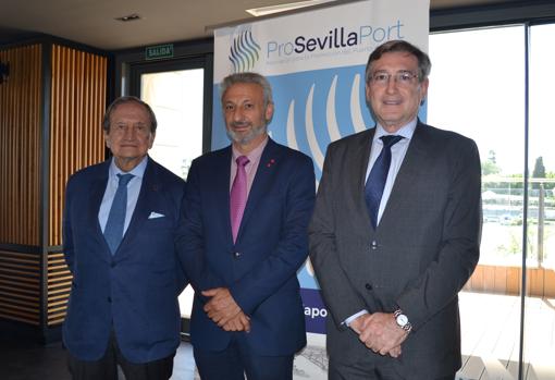 Augusto Jannone, presidente de ProSevillaPort; Francisco Toledo, presidente de Puertos del Estado, y Rafael Carmona, presidente del Puerto de Sevilla