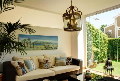 Luminoso salón del apartamento