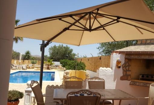 Terraza con piscina y barbacoa