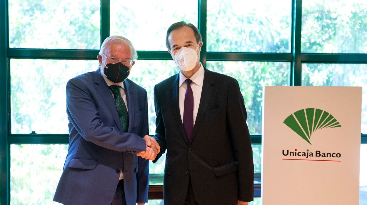 Manuel Azuaga y Manuel Menéndez, tras el acto de la firma de la escritura, el lunes pasado