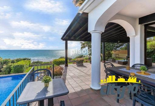 Vistas del chalé con piscina a pie de playa